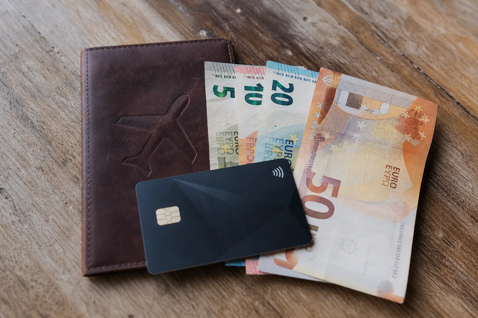 Banco tradicional o tarjeta fintech para trabajar fuera