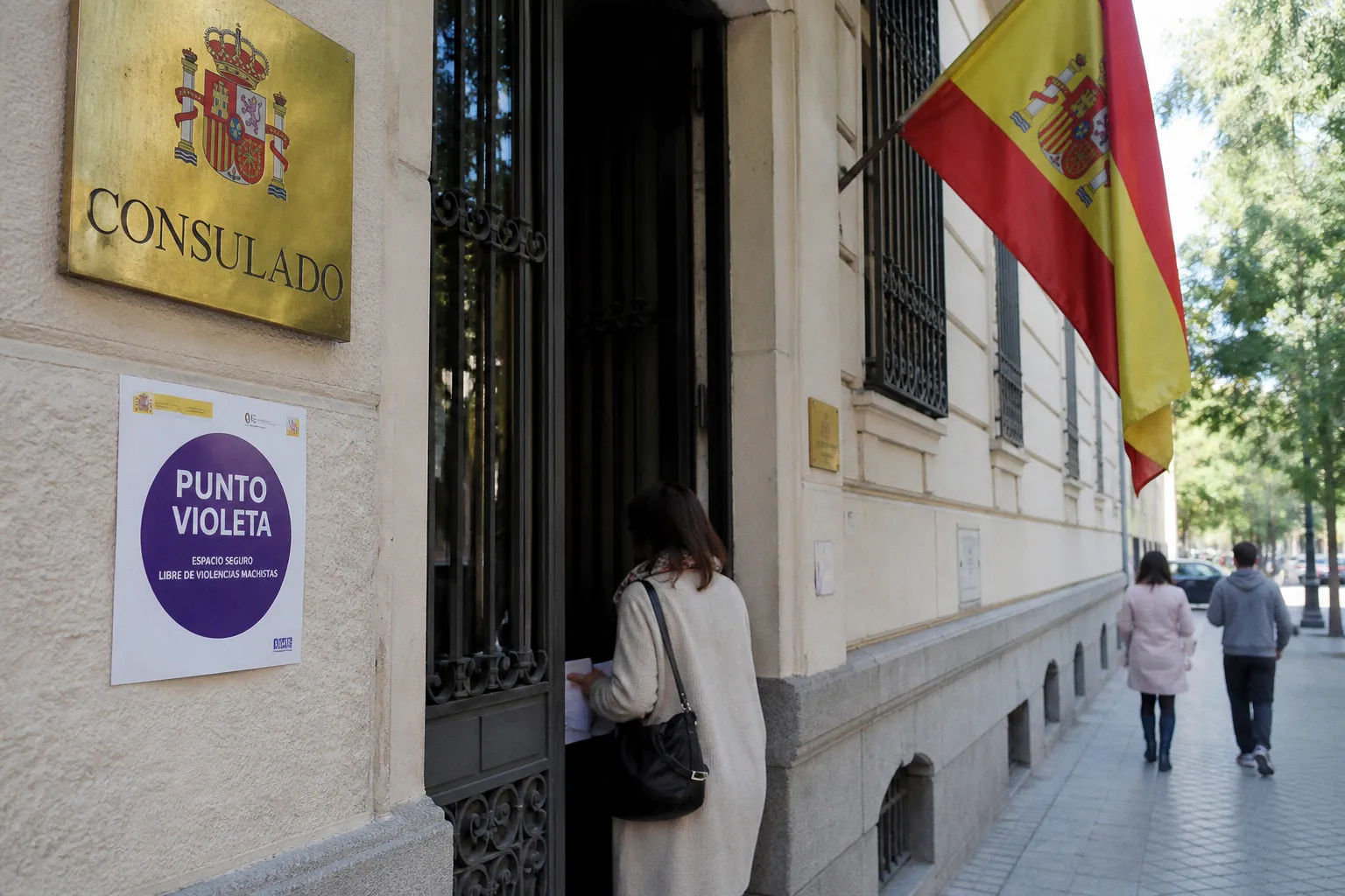 Las embajadas y consulados españoles se convierten en Puntos Violeta contra la violencia de género